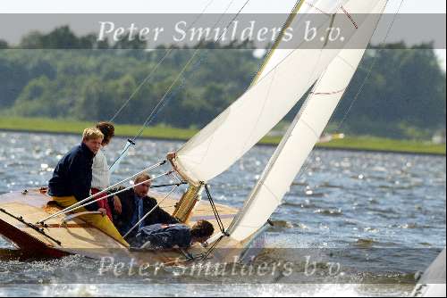 Kaagdorp 11 juli 2002
Prins Willem Alexander zeilend op een Oranje Regenboog zeilboot die hij net heeft gekregen samen met Theo Dietz
Beveiliging