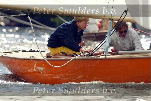Kaagdorp 11 juli 2002
Prins Willem Alexander zeilend op een Oranje Regenboog zeilboot die hij net heeft gekregen samen met Theo Dietz