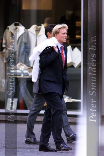 Den Haag 11 augustus 1999
Prins Willem Alexander winkelend met plastic tasjes in zijn woonplaats