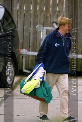 Muiden 17 juni 2002
Prins Willem Alexander op weg met bagage naar de  Groene Draeck.