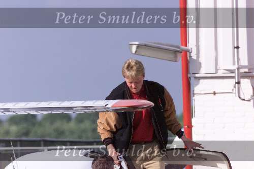 Lelystad 18 mei 2000
Prins Willem Alexander bij zijn porsch op vliegveld Lelystad