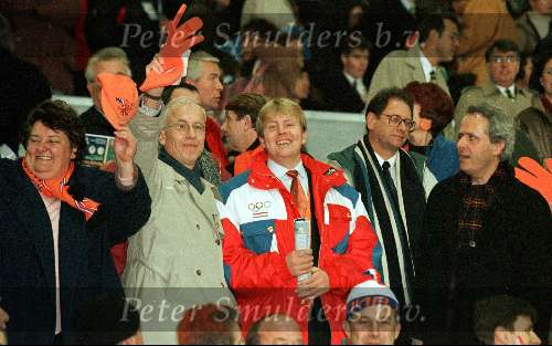 Jos Staatsen samen met Prins Willem Alexander in zijn Olympisch (IOC))-jack aan rechts van hem staatssecretaris Erica Terpstra