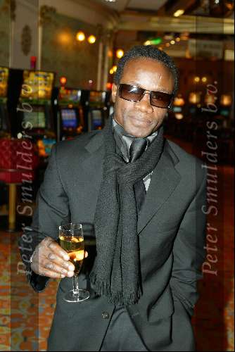 Scheveningen 15 december 2003
Brunch in het Holland casino in Scheveningen.
Regilio Tuur met glaasje champagne