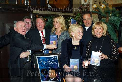 Amsterdam 1 december 2003
Presentatie DVD Willy Alberti in Amsterdam.
Willeke Alberti met Ria Alberti en Johnny Kraaykamp sr en Maarten Spanjer Danielle van t Schip en Toni Alberti