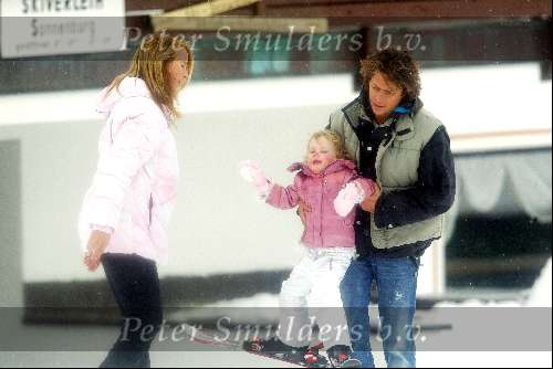 Lech 21 december 2003
Linda de Mol op Vakantie met haar kinderen 
Hier samen met haar dochtertje Noa en vriend Sander Vahle
Wintersport