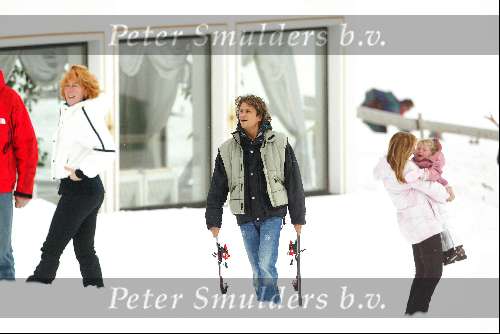 Lech 21 december 2003
Linda de Mol op Vakantie met haar kinderen 
Hier samen met haar dochtertje Noa de Mol en vriend Sander Vahle
Wintersport