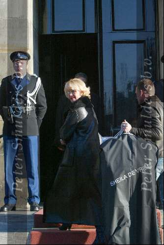 Amsterdam 9 december 2003
Uitreiking Prins Claus prijzen in paleis op de dam.  
 Sheila de Vries gaat paleis binnen