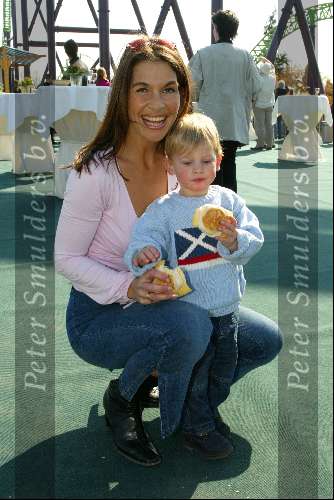 Dronten 29 maart 2002
Opening nieuwe attraktie in six flags.
Susan Blokhuis met zoontje
