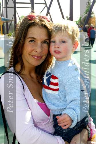 Dronten 29 maart 2002
Opening nieuwe attraktie in six flags.
Susan Blokhuis met zoontje