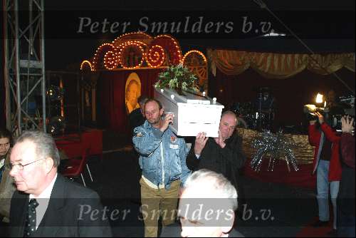 Hilversum 30 december 2003
Begrafenis Toni Boltini in circustent. kist Toni Boltini