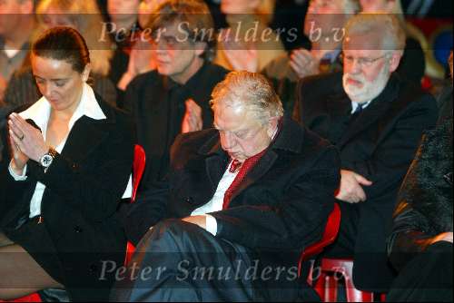 Hilversum 30 december 2003
Begrafenis Toni Boltini in circustent.
Toni Boltini zijn advocaat in slaap gevallen