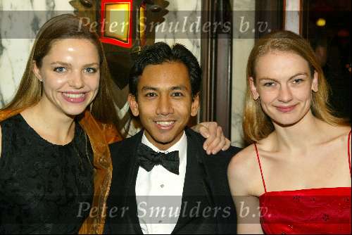 Amsterdam 15 december 2003
Premiere Lord of the Rings in Tuschinski.
Wibi Soerjadi met vriendin (r)