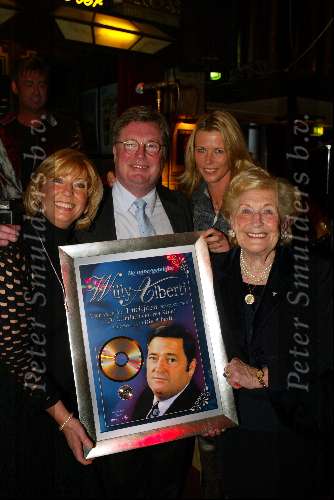 Amsterdam 1 december 2003
Presentatie DVD Willy Alberti in Amsterdam.  
Willeke Alberti met Ria Alberti Toni Alberti en Danielle van t Schip