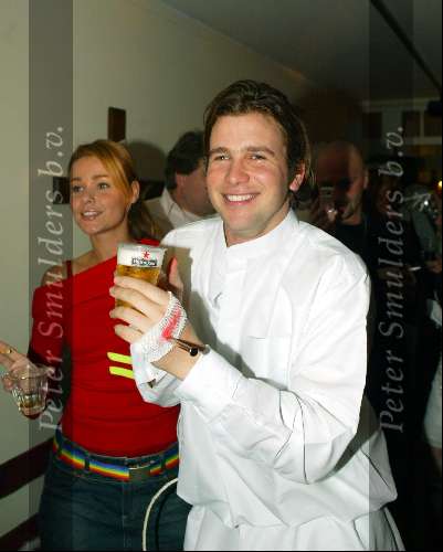 Amsterdam 11 december 2003
1 jarig bestaan van media-republic. 
Winston Gerschtanowitz met een glaasje bier