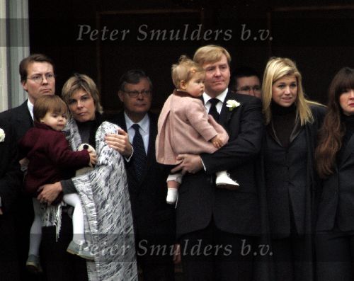 Soestdijk 5 december 2004
Prins Bernhard wordt vanaf  Paleis Soestdijk naar paleis Noordeinde gebracht. Prins Friso Mabel Wisse Smit Prins Jaime Prinses Carolina Prinses Margarita Prins Carlos Prinses Laurentien Prins Friso Prins Willem Alexander Amalia Prinses Maxima Prinses Juliana Prinses Annette Prins  Floris Prinses Marilene Prins Maurits en Prins Pieter Christiaan op bordes. Koningin Beatrix Prinses Irene Prinses Christina Prinses Margriet en Pieter v Vollenhoven