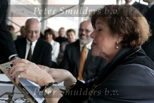 Amsterdam 2 december 2004
Trouwen Huub Stapel in het Olympisch stadion. Ambtenaar burgelijke stand
Peter Smulders bv