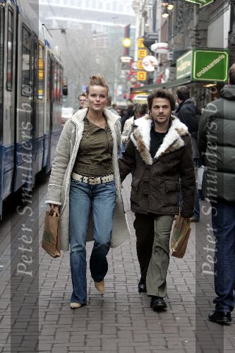 Amsterdam 4 december 2004
Angela Schijf met haar man Tom v Landuyt winkelend in Amsterdam