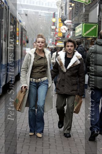 Amsterdam 4 december 2004
Angela Schijf met haar man Tom v Landuyt winkelend in Amsterdam