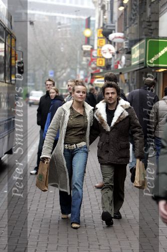 Amsterdam 4 december 2004
Angela Schijf met haar man Tom v Landuyt winkelend in Amsterdam
