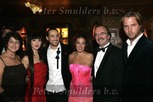 Amsterdam 13 december 2004
Premiere Floris in Tuschinski in Amsterdam.
Katja Schuurman en Thijs Romer  Birgit Schuurman met vriend en ouders Katja Schuurman