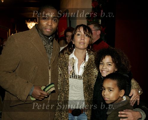 Amsterdam 21 december 2004
Premiere Kertciruc in Carre.
Brian Roy en Nada v Nie met kinderen