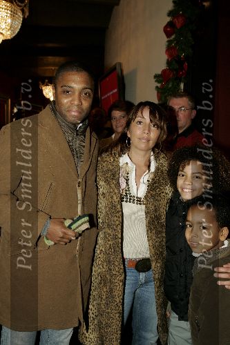 Amsterdam 21 december 2004
Premiere Kertciruc in Carre.
Brian Roy en Nada v Nie met kinderen