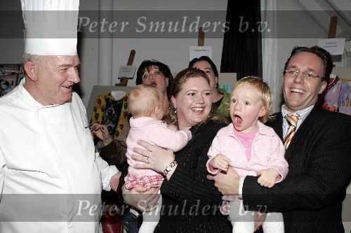 Ouderkerk aan de Amstel 2 december 2004
Presentatie boek Cas Spijkers.
Cas Spijkers met kinderen en kleinkinderen