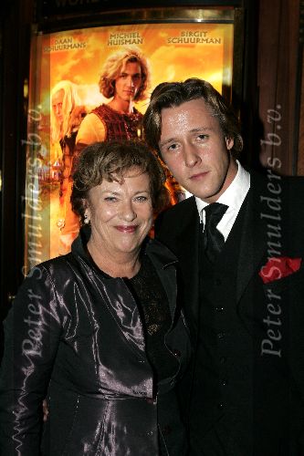 Amsterdam 13 december 2004
Premiere Floris in Tuschinski in Amsterdam.
Daan Schuurmans met moeder