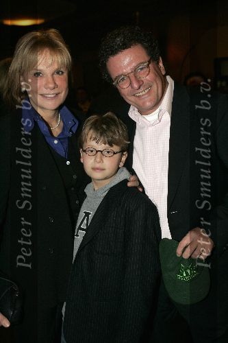 Amsterdam 4 december 2004
Premiere Erik of het klein insectenboek in Tuschinski.
Monique v d Ven met Edwin de Vries en zoontje