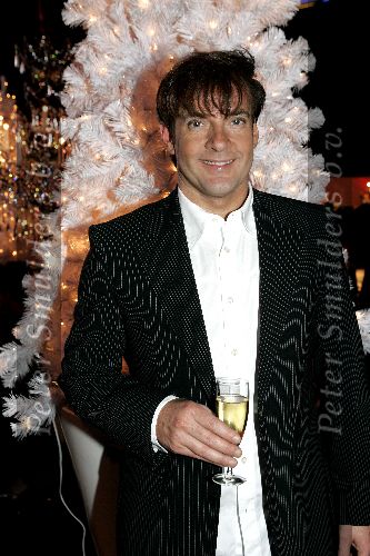 Amsterdam 9 december 2004
Miljonairs fair in de Rai Amsterdam.
Gerard Joling voor kerstboom