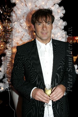 Amsterdam 9 december 2004
Miljonairs fair in de Rai Amsterdam.
Gerard Joling voor kerstboom