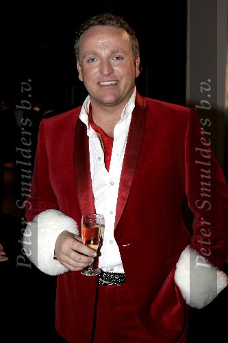 Amsterdam 9 december 2004
Miljonairs fair in de Rai Amsterdam.
Gordon met rood pak