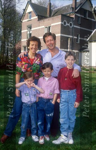Hans Kazan met zijn gezin voor zijn oude villa die hij in 1990 bewoonde