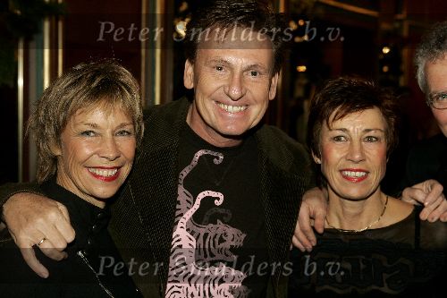 Amsterdam 21 december 2004
Premiere Kertciruc in Carre.
Henny Huisman met vrouw en schoondochter