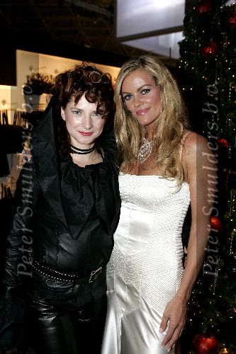 Amsterdam 9 december 2004
Miljonairs fair in de Rai Amsterdam.
Inge de Bruijn en Marlies Dekkers voor kerstboom