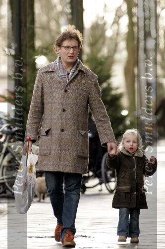 Amsterdam 18 november 2004
Prins Bernhard jr met dochtertje Isabelle op cornelis schuytstraat