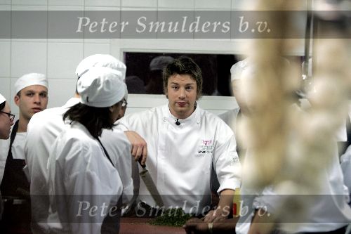Amsterdam 14 december 2004
Opening restaurant Fifteen van Jamie Oliver in Amsterdam.
Jamie Oliver in de keuken