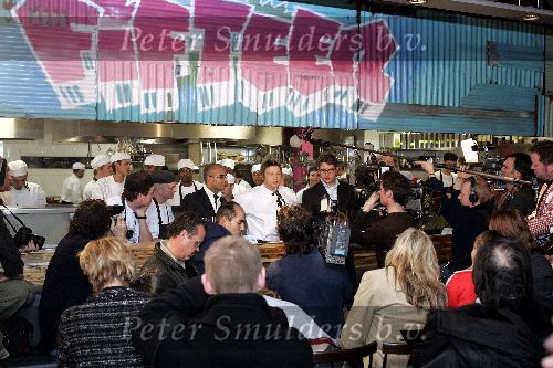 Amsterdam 14 december 2004
Opening restaurant Fifteen van Jamie Oliver in Amsterdam.
Jamie Oliver met de mede initiatiefnemers