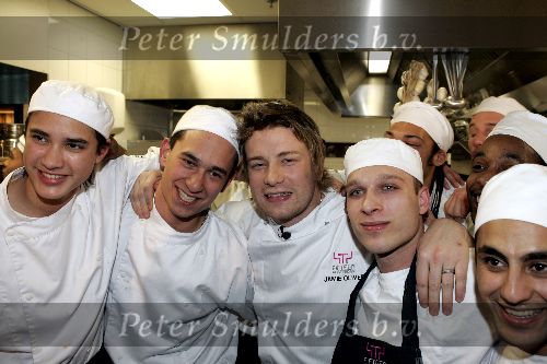 Amsterdam 14 december 2004
Opening restaurant Fifteen van Jamie Oliver in Amsterdam.
Jamie Oliver in de keuken