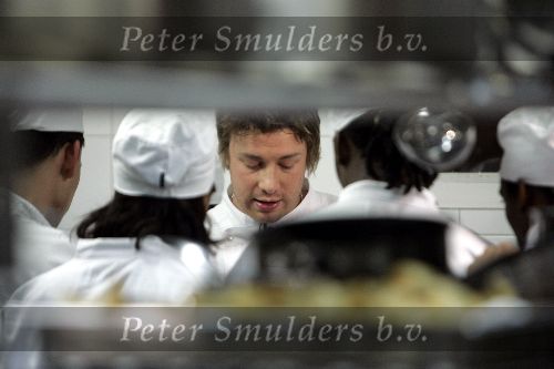 Amsterdam 14 december 2004
Opening restaurant Fifteen van Jamie Oliver in Amsterdam.
Jamie Oliver in de keuken