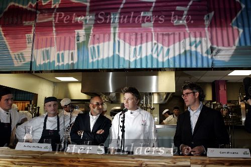 Amsterdam 14 december 2004
Opening restaurant Fifteen van Jamie Oliver in Amsterdam.
Jamie Oliver met de chefkoks