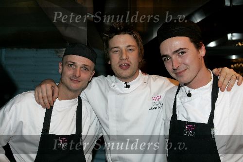 Amsterdam 14 december 2004
Opening restaurant Fifteen van Jamie Oliver in Amsterdam.
Jamie Oliver met de chefkoks