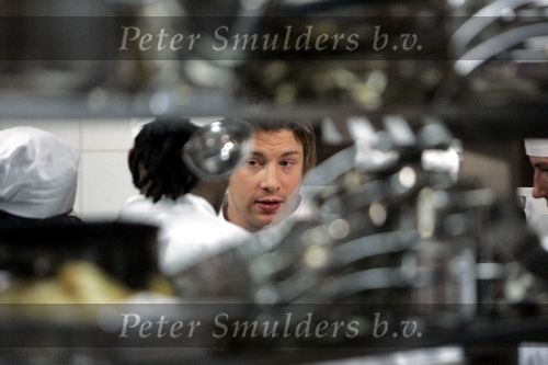 Amsterdam 14 december 2004
Opening restaurant Fifteen van Jamie Oliver in Amsterdam.
Jamie Oliver in de keuken