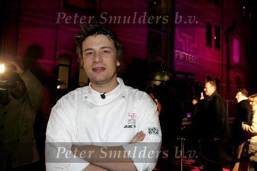 Amsterdam 14 december 2004
Opening restaurant Fifteen van Jamie Oliver in Amsterdam.
Jamie Oliver voor zijn restaurant