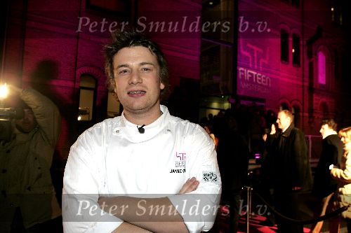 Amsterdam 14 december 2004
Opening restaurant Fifteen van Jamie Oliver in Amsterdam.
Jamie Oliver voor zijn restaurant