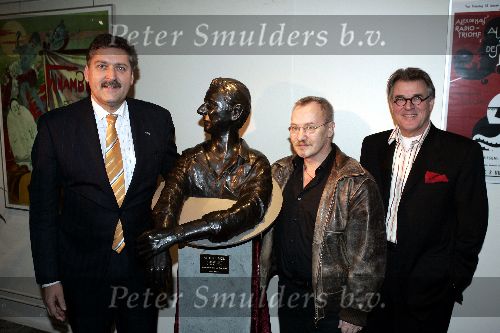 Amsterdam 16 december 2004
Onthuling beeld Albert Mol in nieuwe de la mar theater.
Jeroen Krabbe Martin Abspoel en henk Krol