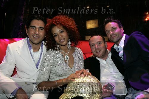 Amsterdam 12 december 2004
Kelis met Eric Kuster Jeroen de Rooij en Rodrigo Otazu op miljonairs fair.