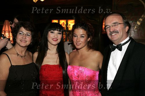 Amsterdam 13 december 2004
Premiere Floris in Tuschinski in Amsterdam.
Birgit Schuurman en Katja Schuurman met ouders