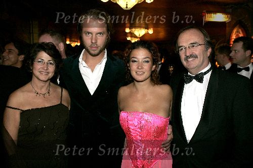 Amsterdam 13 december 2004
Premiere Floris in Tuschinski in Amsterdam.
Katja Schuurman met Thijs Romer en ouders