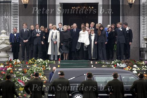 Soestdijk 5 december 2004
Prins Bernhard wordt vanaf  Paleis Soestdijk naar paleis Noordeinde gebracht. Prins Friso Mabel Wisse Smit Prins Jaime Prinses Carolina Prinses Margarita Prins Carlos Prinses Laurentien Prins Friso Prins Willem Alexander Amalia Prinses Maxima Prinses Juliana Prinses Annette Prins  Floris Prinses Marilene Prins Maurits en Prins Pieter Christiaan op bordes. Koningin Beatrix Prinses Irene Prinses Christina Prinses Margriet en Pieter v Vollenhoven